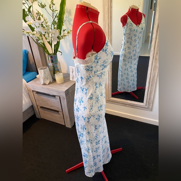 Size 10 - White & Blue Floral slim Maxi Dress from Miss Shop - Picture 5 of 13